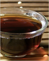 Китайский черный чай пуэр особенно красиво выглядит в стеклянной посуде