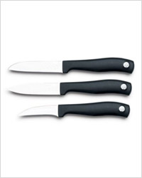 Нож для чистки овощей имеет короткое лезвие около 10 см, которое может быть любой формы, от прямой до скругленной.