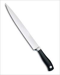 Разделочный нож имеет очень узкое, тонкое лезвие длиной от 20 до 30 см. Он используется для нарезки тонких ломтиков мяса и других продуктов.