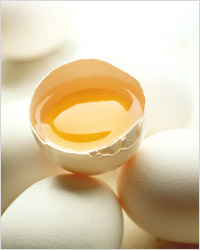 Куриные яйца, разбитое яйцо