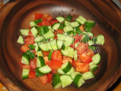Греческий салат, рецепт приготовления: порезанные крупно овощи 
