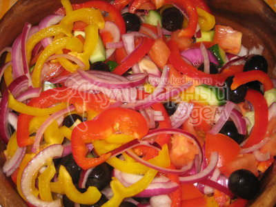 Греческий салат, рецепт приготовления: проезанные овощи 