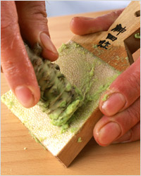 Приготовление васаби – очень острый соус ярко-зелёного цвета из растения Wasabi japonica.