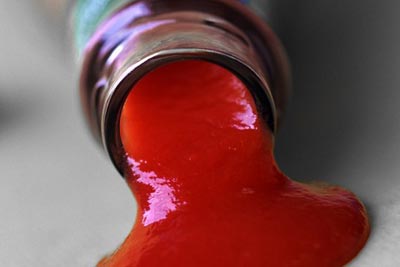 В новых бутылках кетчуп не пристает к стенкам