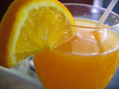 Почему вегетарианки должны выпивать стакан апельсинового сока к овощам
