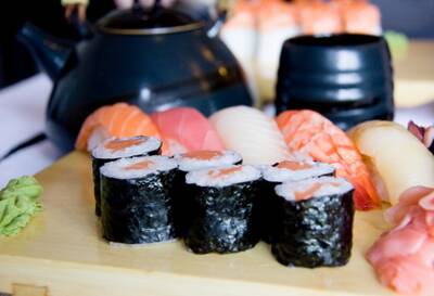 Японцы приспособлены к частому употреблению суши