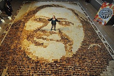 Крупнейшая в мире мозаика из тостов посвящена свекрови
