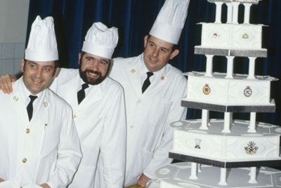 Кусочек свадебного торта Чарльза и Дианы всплыл на интернет - аукционе