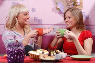 Женщины за столом копируют привычки друг друга
