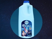 Для фанатов фильма «Звездные войны» выпустили голубое молоко