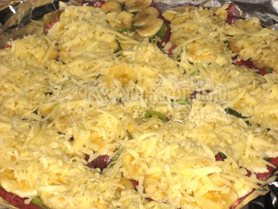 Мясо под фруктово-сырным одеялом - Сверху присыпать сырными хлопьями.