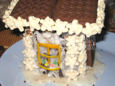 Торт «Сказочный домик» - Таким же методом, окуная в творог, либо в сметану, приклеить звездочки к крыше по всему ее периметру.