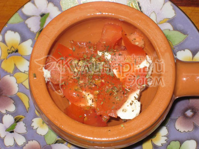Накрыть сыр смесью помидоров и перца, в каждую из кокотниц влить по яйцу