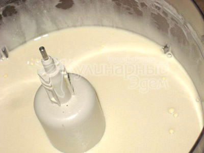 Смешать с тестом сливки (или молоко), следом, по 1 ложечке добавлять крахмал, хорошенько перемешивая, затем снова добавлять и снова перемешивать.