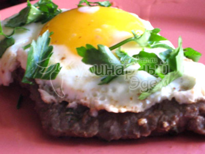 Бифштекс (стейк из говядины) с яйцом