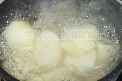 В кастрюльке отварить картофель и приготовить картофельное пюре