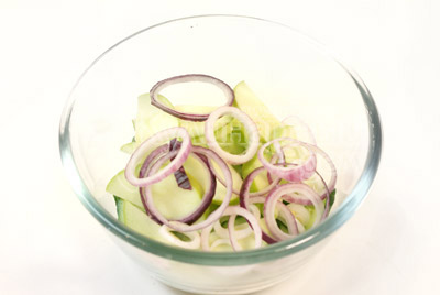 Огурцы нарежьте тонкими кружками, ломтиками яблоко, кольцами лук. - Салат из овощей с кунжутом. Фото приготовления рецепта.