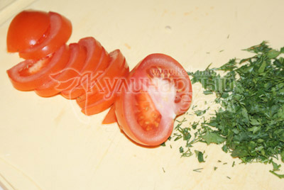 Ломтиками порежьте помидоры. Мелко нашинкуйте зелень.  - Салат из овощей с кунжутом. Фото приготовления рецепта.