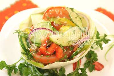 Заправьте салат. Посыпьте кунжутом. - Салат из овощей с кунжутом. Фото приготовления рецепта.