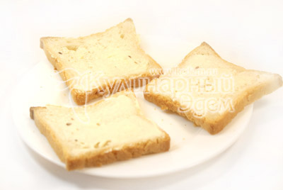 Ломтики хлеба намазать плавленым сыром