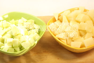 Картофель и кабачок очистите и порежьте кубиками. - Жаркое в горшочке. Фото приготовления рецепта.