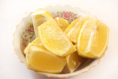 Лимоны порезать на четвертинки и удалить семечки. - Кабачковое варенье с лимоном,варенье из кабачков. Фото приготовления.