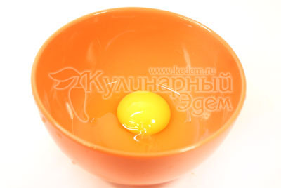 Для приготовления лапши, нужно разбить  яйцо в миску.  - Суп с лапшой «По-домашнему». Фото приготовления рецепта.