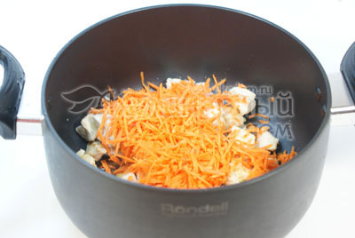 Переложить в кастрюлю, добавить морковь, натертую на терке, и половину бульона. - Суп с лапшой «По-домашнему». Фото приготовления рецепта.