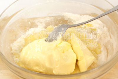 Добавьте размягченное сливочное масло. - Печенье «Вкусняшка» с яблочным джемом и облепихой. Фото приготовления рецепта.
