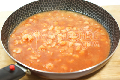 Добавить томатную пасту и потушить еще пару минут. - Креветки в томатом соусе. Фото приготовления рецепта.
