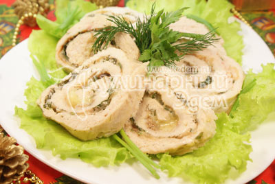 Выложить на листья салата, украсить зеленью. - Куриный рулет с зеленью и сыром. Фото приготовления рецепта на Новый год.