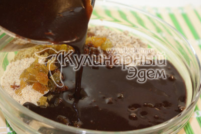 Смешать какао массу с печеньем в одной миске. - Шоколадные пирожные «К чаю». Фото приготовления рецепта на Новый год.