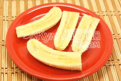 Банан разрезать на четвертинки. - Кулинарный фото рецепт приготовления блинчиков с бананом и шоколадом. Блины на Масленицу.