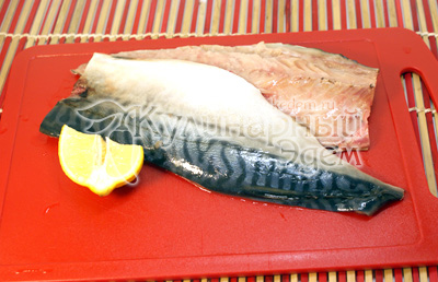 Рыбу почистить и отделить филе от костей. - Запеченная скумбрия с рисом. Фото приготовления рецепта.