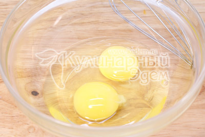 Яйца взбить с майонезом венчиком до однородности. - Салат «Новогодняя мелодия». Фотография приготовление новогоднего салата.
