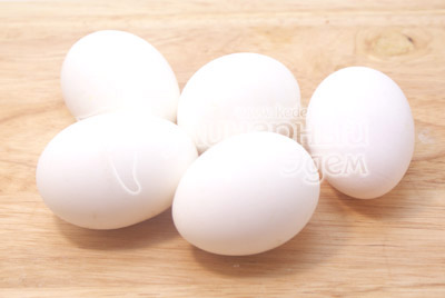 Яйца отварить вкрутую, остудить и очистить