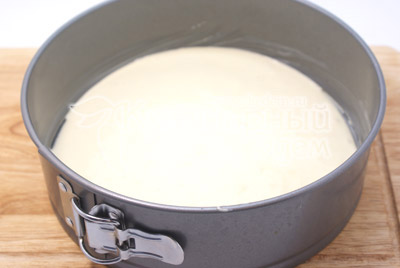 Форму для выпечки смазать маслом и вылить в форму тесто. Выпекать 10-12 минут при температуре 200 градусов С. - Торт «Самоцветы в снегу». Фото приготовление торта желе на Новый год.