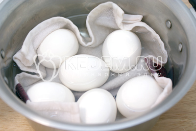 Яйца отварить и остудить