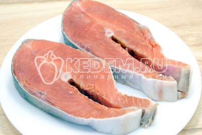 Рыбу разморозить, ополоснуть и обсушить. - Кижуч запеченный с овощами. Фото рецепт приготовление красной рыбы запеченной с овощами в духовке.