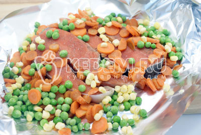 Добавить к рыбе морковь на резаную кружочками, размороженные горошек и кукурузу. - Кижуч запеченный с овощами. Фото рецепт приготовление красной рыбы запеченной с овощами в духовке.