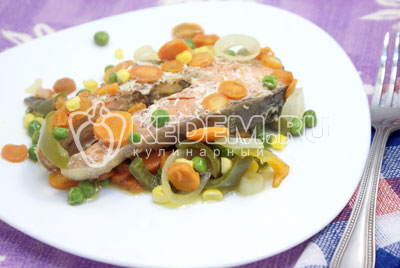 Выложить на блюдо овощи, а сверху уложить стейки рыбы. Подавать к столу. Приятного аппетита! - Кижуч запеченный с овощами. Фото рецепт приготовление красной рыбы запеченной с овощами в духовке.