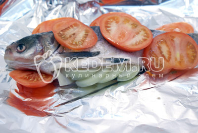 Выложить кольцами порезанный помидор сверху толстолобика и полить оливковым маслом. - Толстолобик с томатами. Фото рецепт приготовление толстолобика с овощами запеченного в фольге.