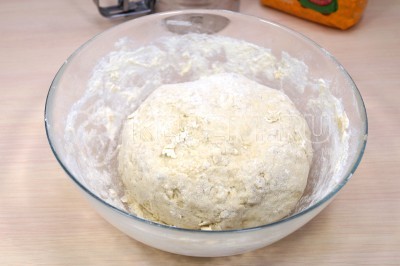 Вымесить тесто в миске и сформировать шар.