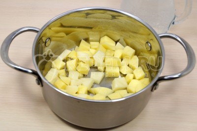 Сложить картофель в кастрюлю, влить 2,5 литра воды. Варить 7-10 минут.