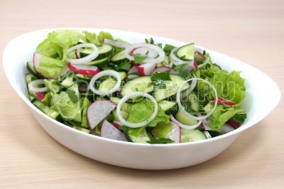 Перемешать салат из весенних овощей и выложить в салатник.