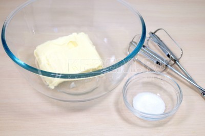 В отдельной миске взбить 80 грамм сливочного масла и 1 чайную ложку ванильного сахара миксером 5-6 минут.