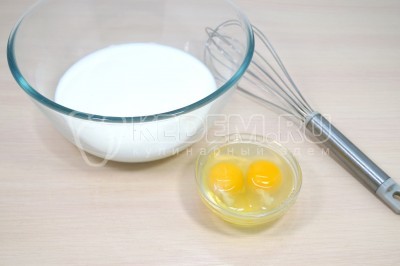 В миску влить 300 миллилитров молока. Добавить 2 яйца. Взбить венчиком.