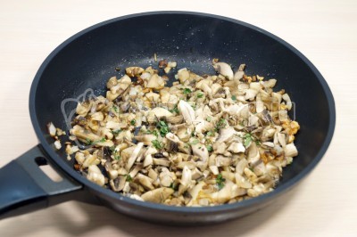 Добавить грибы и тимьян к луку и обжарить, помешивая, 5-6 минут. Посолить и поперчить по вкусу.