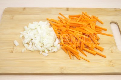 Луковицу мелко нашинковать. Морковь нарезать соломкой.