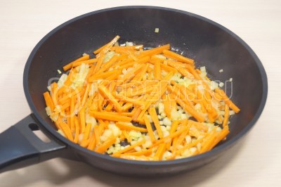Обжарить морковь с луком на сковороде, помешивая, 2-3 минуты.